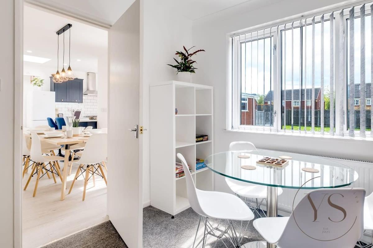 Stylish 3Br Home - Beautiful Garden - Parking West Bromwich Buitenkant foto