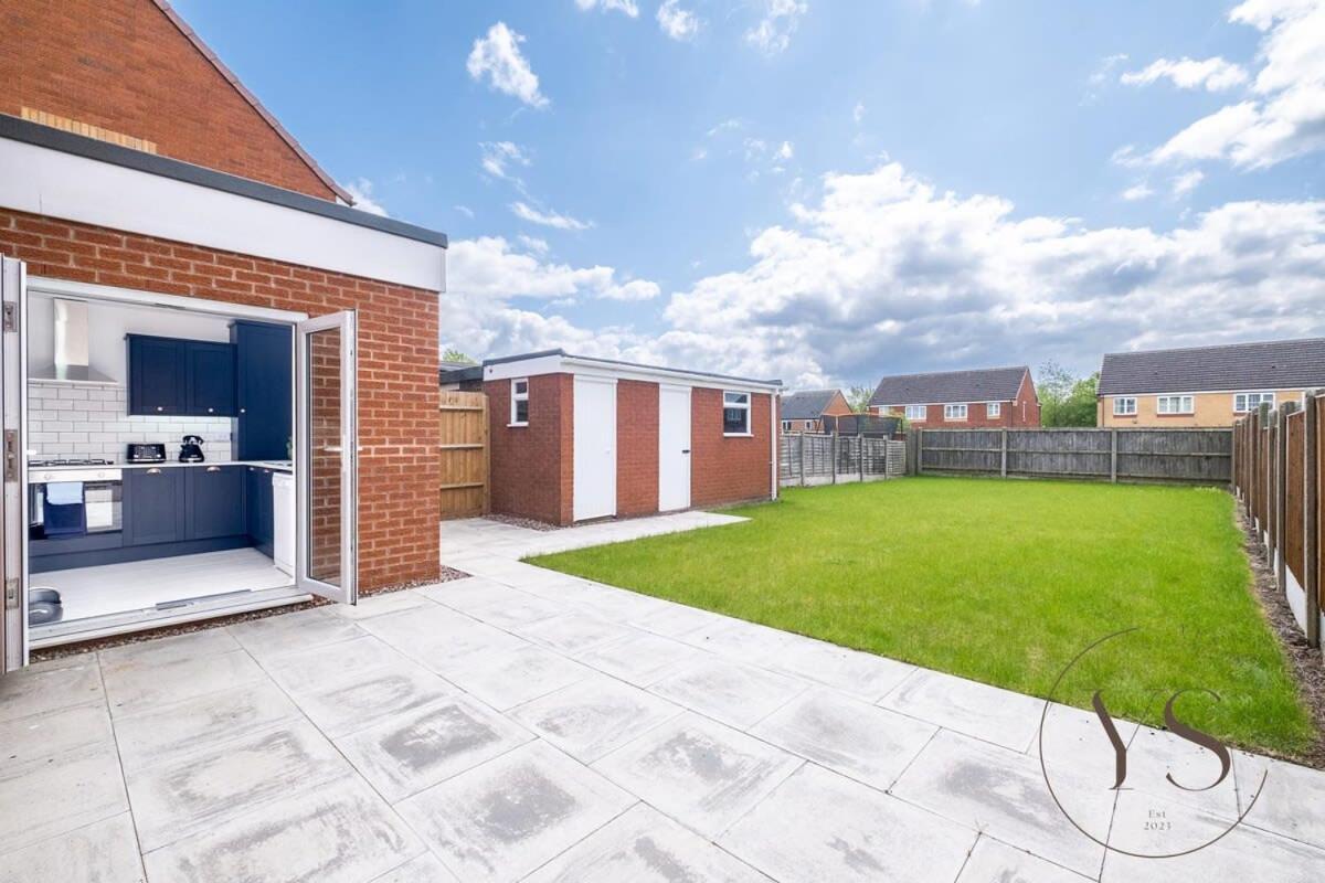 Stylish 3Br Home - Beautiful Garden - Parking West Bromwich Buitenkant foto