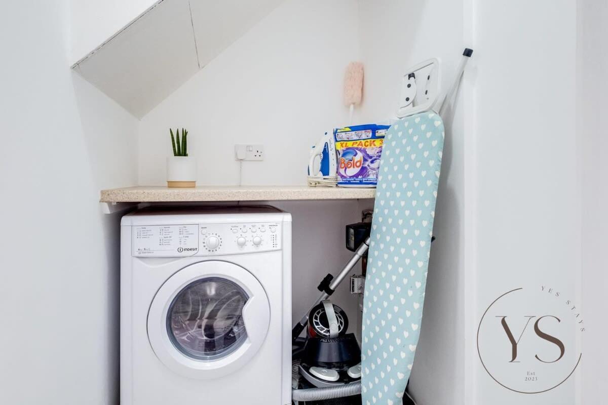 Stylish 3Br Home - Beautiful Garden - Parking West Bromwich Buitenkant foto