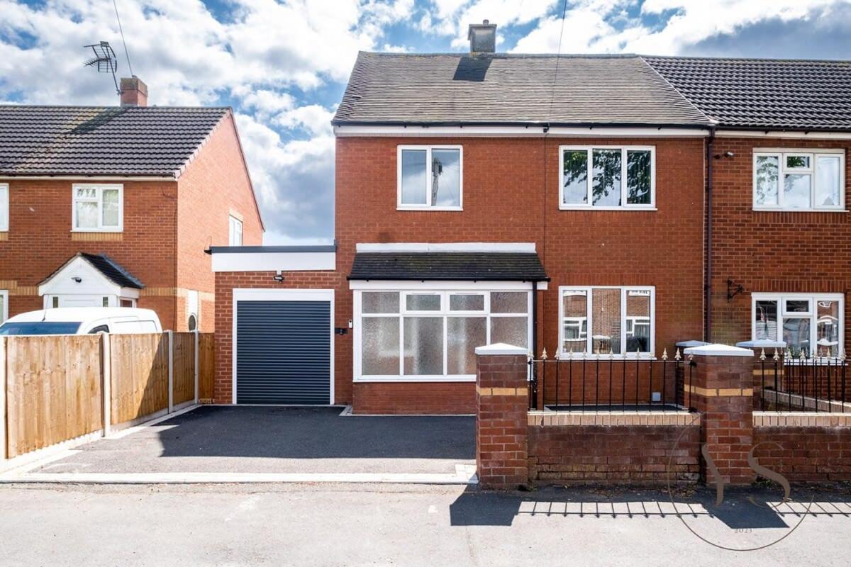 Stylish 3Br Home - Beautiful Garden - Parking West Bromwich Buitenkant foto