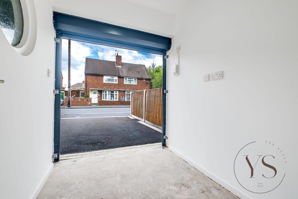 Stylish 3Br Home - Beautiful Garden - Parking West Bromwich Buitenkant foto