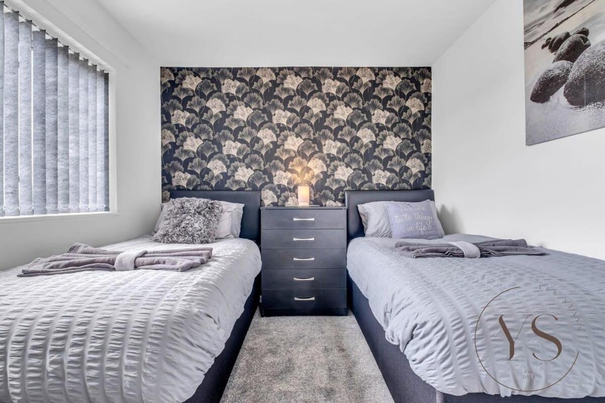 Stylish 3Br Home - Beautiful Garden - Parking West Bromwich Buitenkant foto