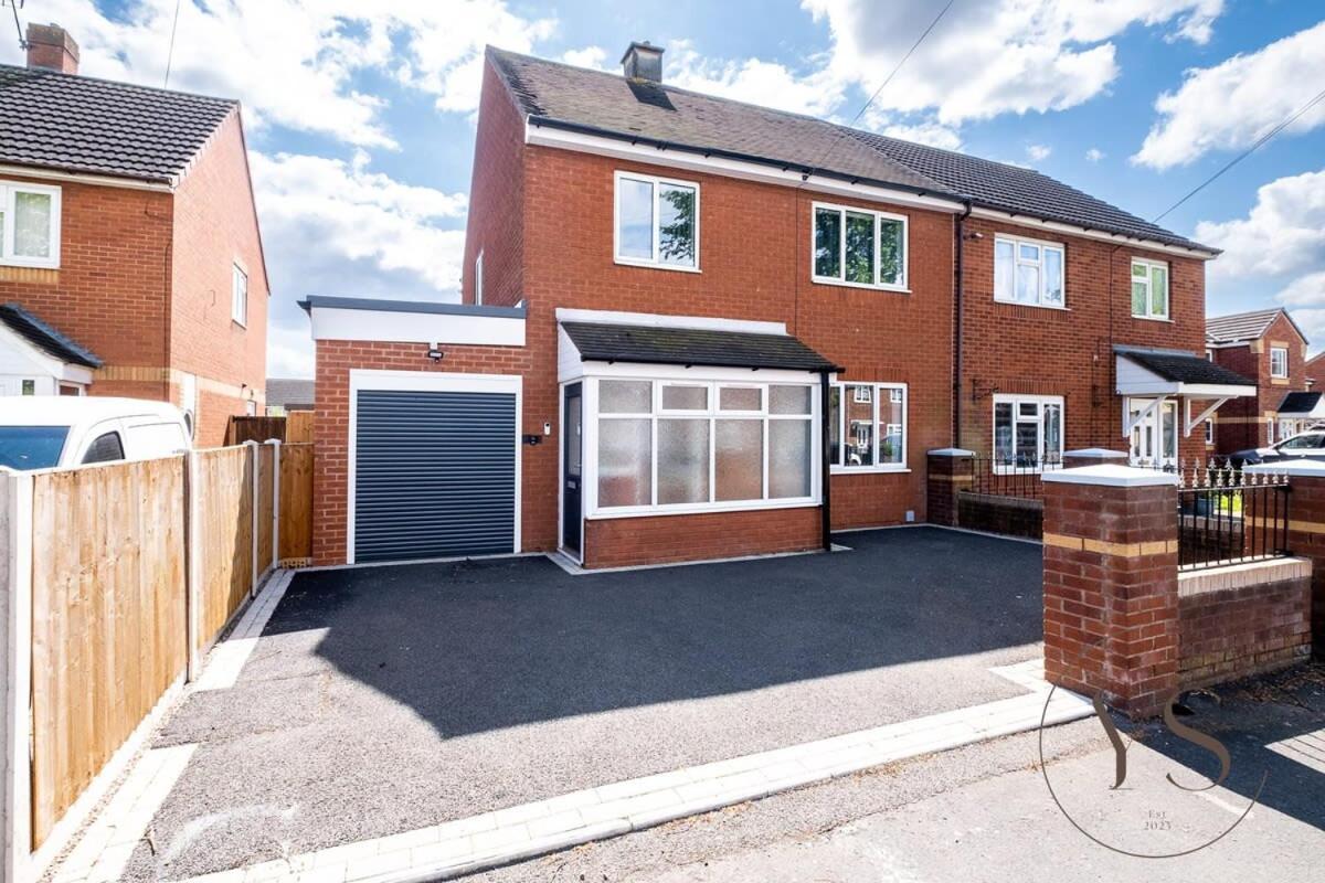 Stylish 3Br Home - Beautiful Garden - Parking West Bromwich Buitenkant foto