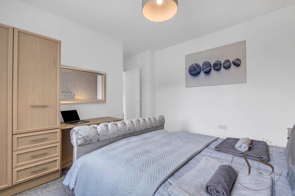 Stylish 3Br Home - Beautiful Garden - Parking West Bromwich Buitenkant foto