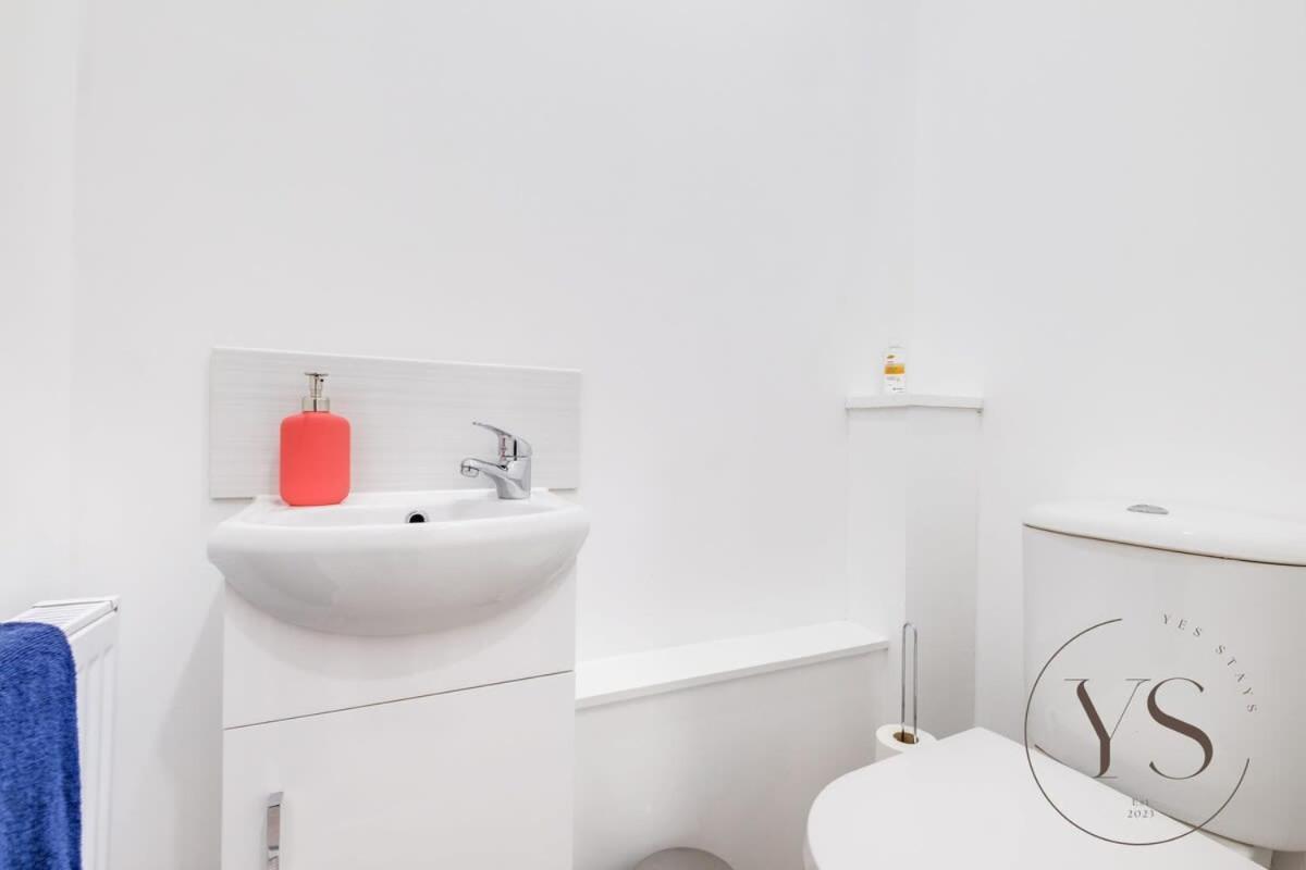 Stylish 3Br Home - Beautiful Garden - Parking West Bromwich Buitenkant foto