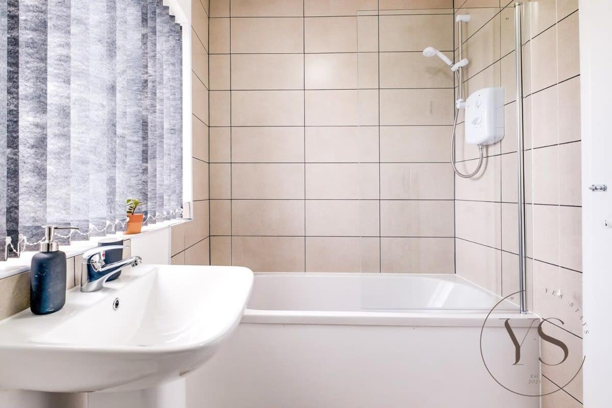 Stylish 3Br Home - Beautiful Garden - Parking West Bromwich Buitenkant foto