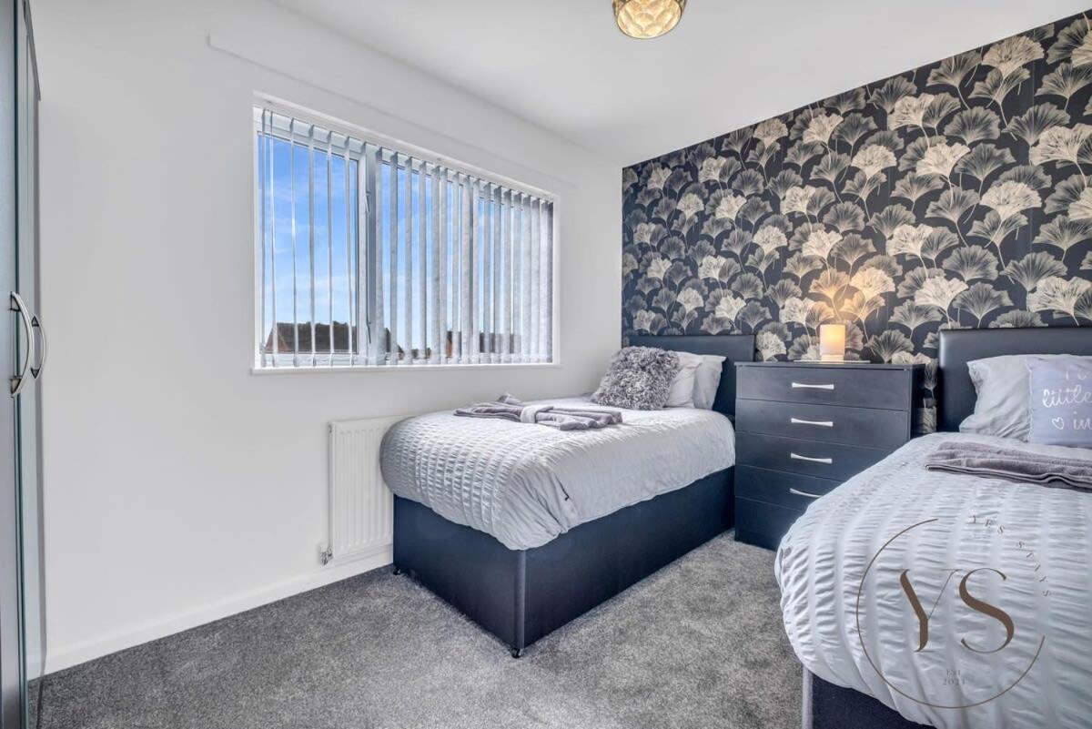 Stylish 3Br Home - Beautiful Garden - Parking West Bromwich Buitenkant foto