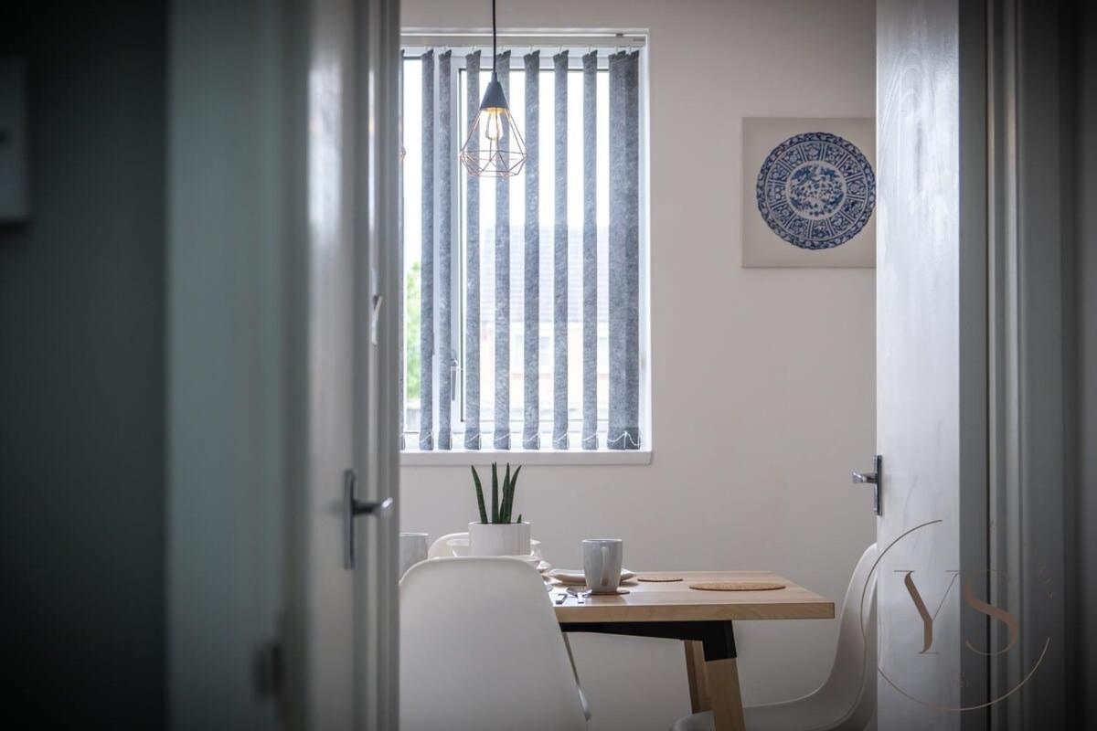 Stylish 3Br Home - Beautiful Garden - Parking West Bromwich Buitenkant foto