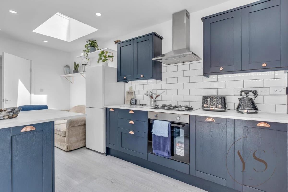 Stylish 3Br Home - Beautiful Garden - Parking West Bromwich Buitenkant foto