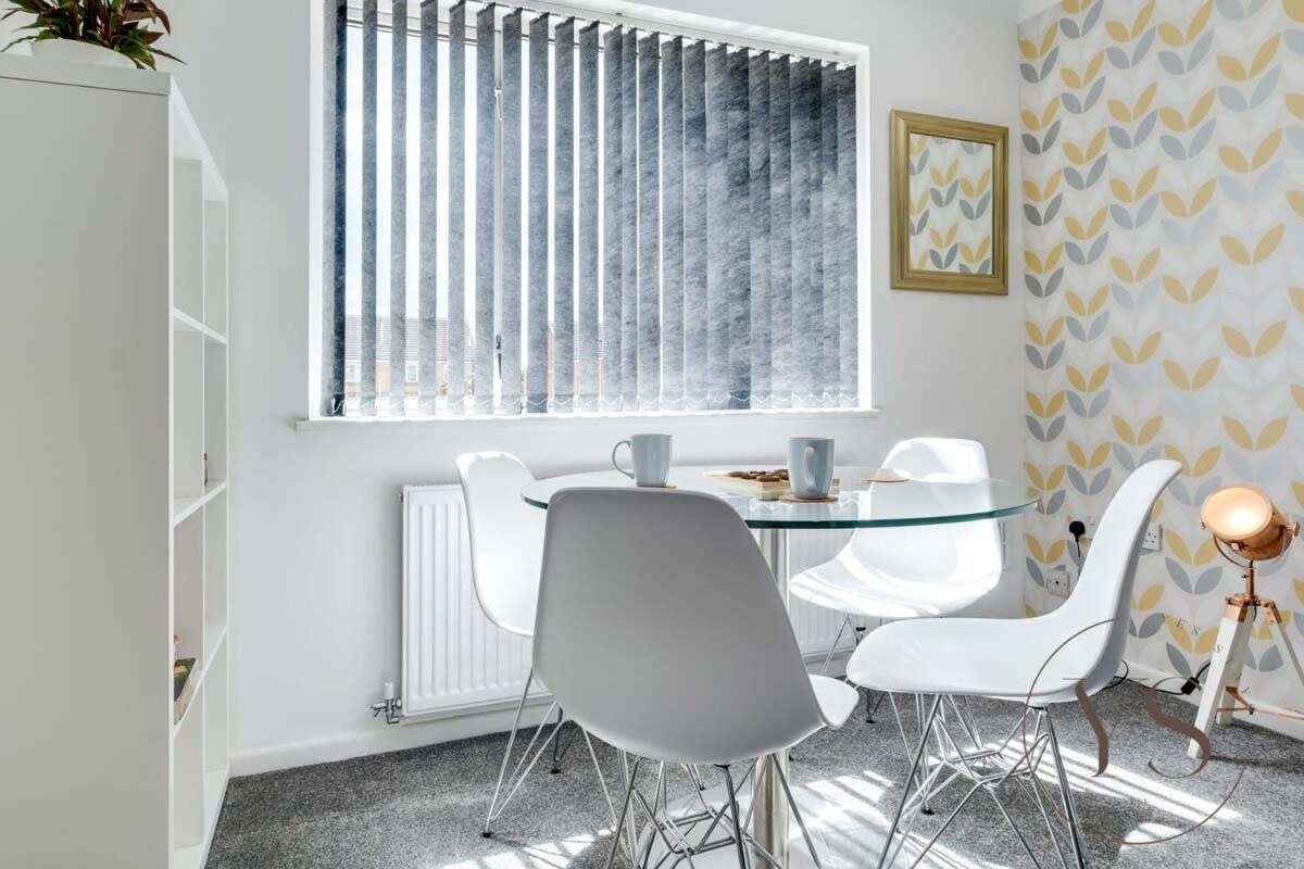 Stylish 3Br Home - Beautiful Garden - Parking West Bromwich Buitenkant foto
